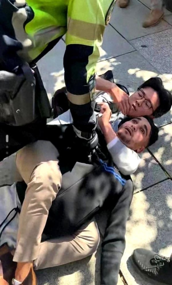 98策略 巴塞罗那街头抓贼的山东小伙火了 裸绞小偷成英雄
