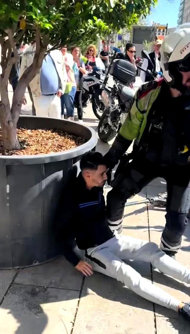 巴塞罗那街头抓贼的山东小伙火了 裸绞小偷成英雄