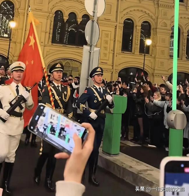 解放军亮相红场引发轰动，与留学生齐唱“强军战歌”，外网吵翻了