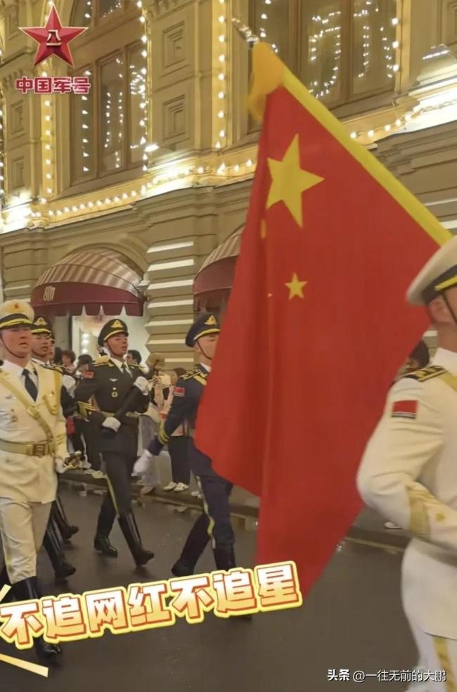解放军亮相红场引发轰动，与留学生齐唱“强军战歌”，外网吵翻了