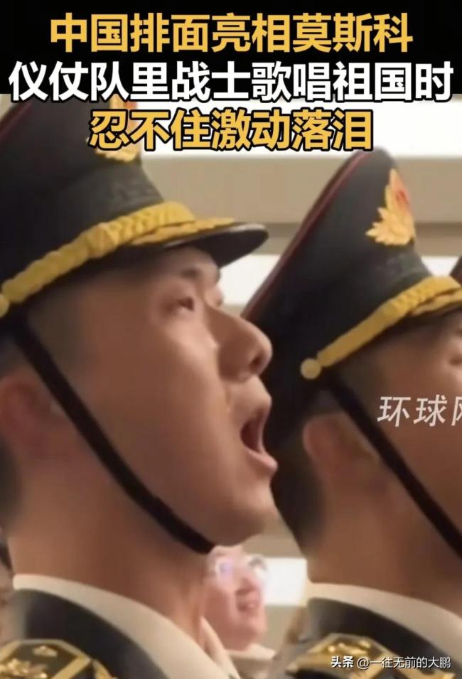 解放军亮相红场引发轰动，与留学生齐唱“强军战歌”，外网吵翻了