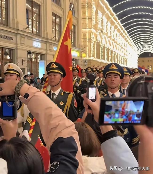 解放军亮相红场引发轰动，与留学生齐唱“强军战歌”，外网吵翻了