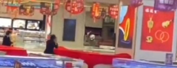 金智股配 湖北咸宁一商场两家金店价值60万黄金被劫，警方通报：涂某某戴头盔持械砸碎柜台玻璃抢走金饰被抓获